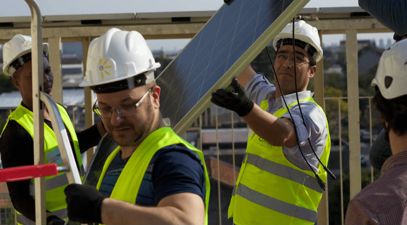 instalador de placa solar trabalhando no mercado de trabalho